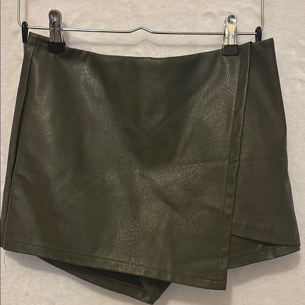 She + Sky Olive Green Faux Leather Shorts - Picture 5 of 5